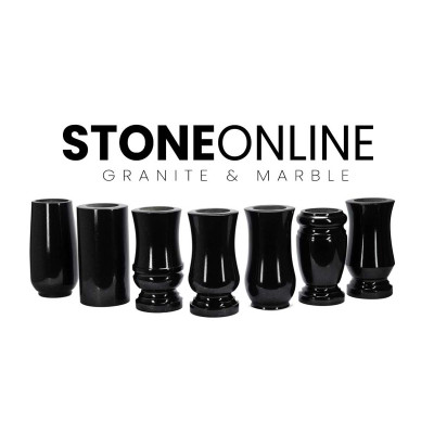 StoneOnline-Logo und sieben schwarze Grabvasen