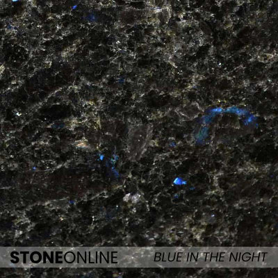 BLUE IN THE NIGHT – Schwarzer Granit mit funkelnden blauen Kristallen – elegant und modern.