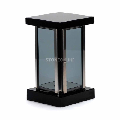 Quadratisches Aluminiumgehäuse in Silber mit Spiegeleffekt – eleganter Abschluss der Grablaterne.