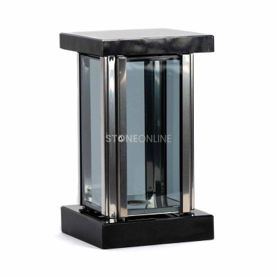 Silberne, quadratische Grablaterne aus Granit MIRROW SQUARE SILVER StoneOnline – mit Spiegeleffekt.