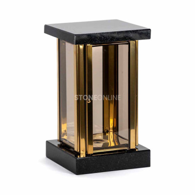 Quadratisches Aluminiumgehäuse in Gold mit Spiegeleffekt – eleganter Abschluss der Grablaterne.