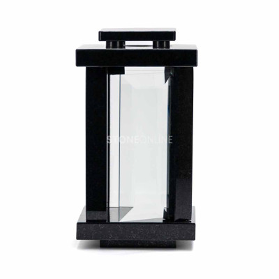 Granit‑Grablaterne fürs Grab – quadratischer Sockel und modernes Design.