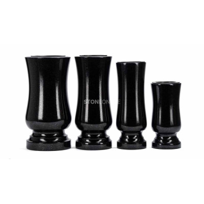 Foto zeigt Set der Grabvasen STANDARD – verschiedene Typen und Größen, elegant und langlebig.