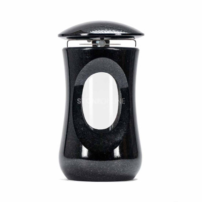Schöne Grabdekoration aus poliertem Granit – Laterne LTIMELESS15 und klassische Vase WSTANDARD15 in stimmiger Anordnung.