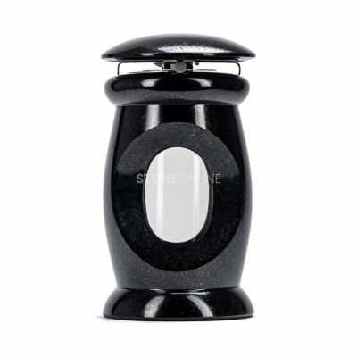 Stilvolle Grabmalgestaltung – dekorative LBEAUTIFUL15 Laterne, gebrochen durch die moderne Linie der WMODERN15 Vase.