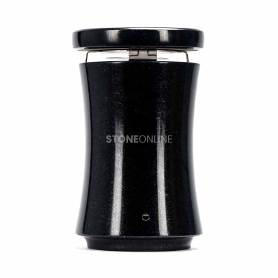 Stilvolles Grabset aus poliertem Granit – gefräste Laterne und proportionierte Vase im Einklang.