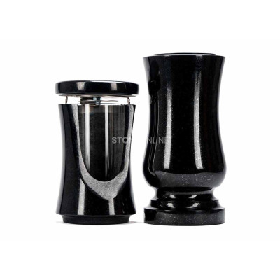 Stilvolles Set für das Grabmal – dekorative Grablaterne und klassische Vase für eine harmonische Dekoration.