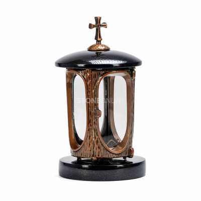 Stilvolles Granitset – repräsentative Laterne LALUMCROSSCOPPER und hohe Vase für den Grabschmuck.