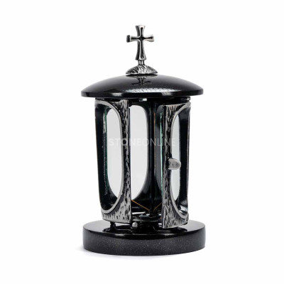 Robustes Granit-Set für den Friedhof – moderne Laterne LALUMCROSSSILVER und klassische Vase für frische wie künstliche Blumen.