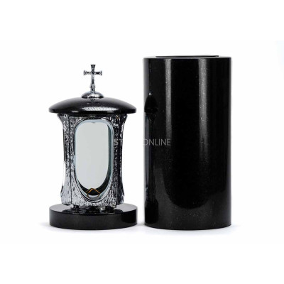 Moderne Laterne LALUMCROSSINOX und schlanke Vase WTUBA15 – elegantes Set für den Friedhof.