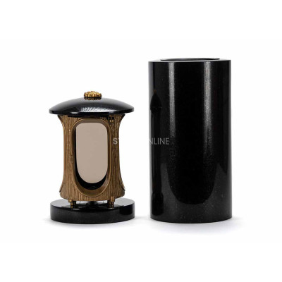 Goldene Laterne LALUMROSETTEGOLD und schlanke Vase WTUBA15 – elegantes Granit-Set für den Friedhof.