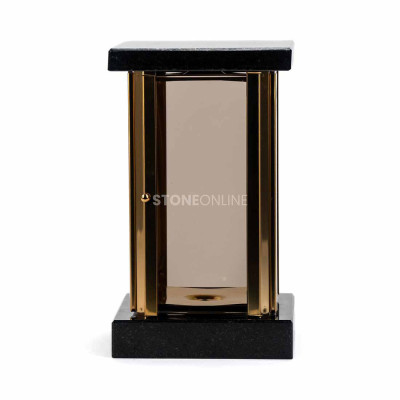 Geometrische Grablaterne und Vase fürs Grabmal – markantes Set aus Naturgranit mit goldenen Details.