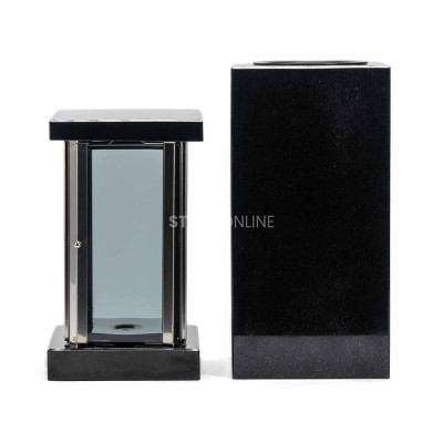 Für das moderne Grabmal – Grablaterne MIRROW SQUARE SILVER 24 und Vase WCUBE15 von StoneOnline.