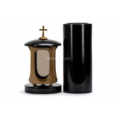 Goldene Laterne LALUMCROSSGOLD und schlanke Vase WTUBA12 – stilvolles Granit-Set für den Friedhof.