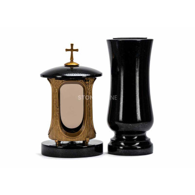 Goldene Laterne LALUMCROSSGOLD und Vase WSTANDARD12 – klassisches Granit-Set für den Friedhof.