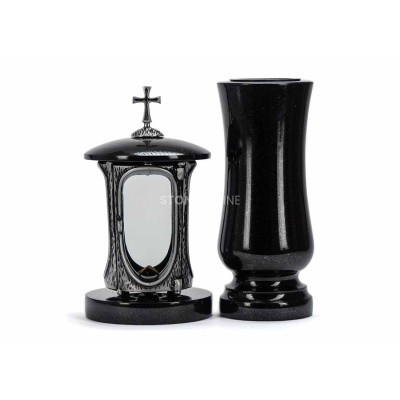 Silberne Laterne LALUMCROSSSILVER und Vase WSTANDARD12 – klassisches Granit-Set für den Friedhof.