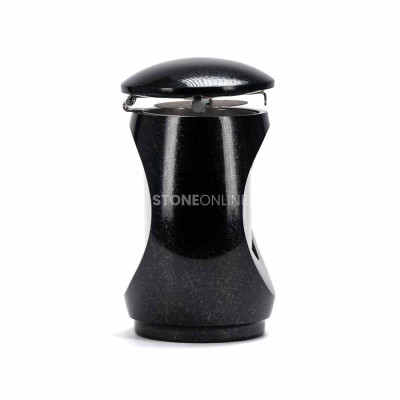 Schöne Gestaltung der Gedenkstelle – Granitlaterne und Vase für hohe Blumenarrangements.