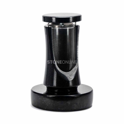 Gedrehte Grablaterne LUNIQUE12 auf runder Basis PROUND – elegantes Granit-Set für den Friedhof.