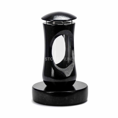 Grablaterne LTIMELESS12 mit zwei Fenstern auf runder Unterlage PROUND – Granitset für den Friedhof.