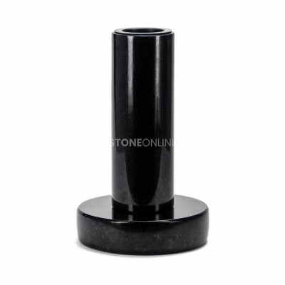 Schlanke Vase WTUBA11 auf Sockel PROUND – elegantes Granit-Set für den Friedhof.