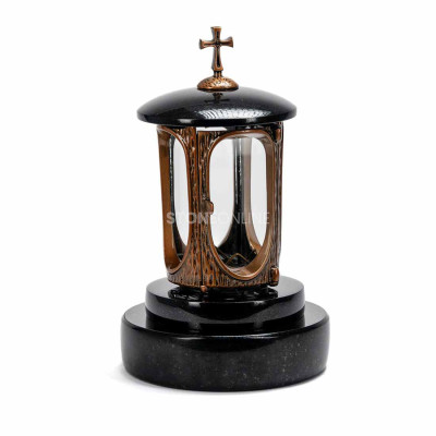 Kupferlaterne LALUMCROSSCOPPER mit Kreuz auf solidem rundem Granitsockel.