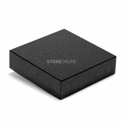 Geometrische Grablaterne und Sockel 20 × 20 cm – stimmige Dekoration von StoneOnline für moderne Gedenkorte.