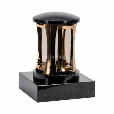 Goldene MIRROW ROUND GOLD auf quadratischem Sockel PSQUARE – Spiegel-Effekt trifft Naturgranit.