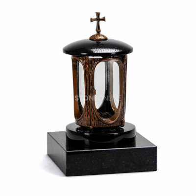 Kupferlaterne LALUMCROSSCOPPER mit Kreuz auf quadratischem Sockel aus poliertem Granit.
