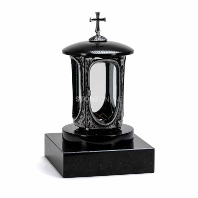 Silberne LALUMCROSSSILVER Laterne mit Kreuz auf Granitsockel PSQUARE 20 × 20 cm.