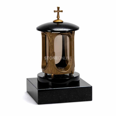 Goldene Laterne LALUMCROSSGOLD mit Kreuz auf massivem quadratischen Granitsockel.
