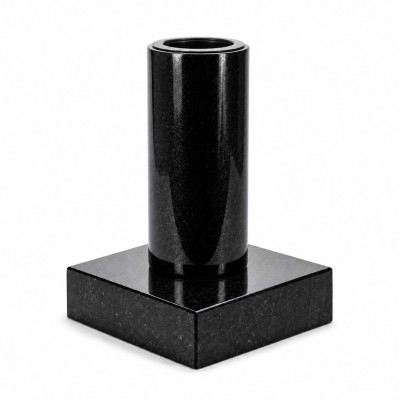 Vase WTUBA10 auf quadratischem Sockel PSQUARE – kompakte Granitkomposition für den Friedhof.
