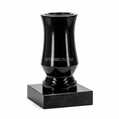 Vase WTRENDY15 auf Sockel PSQUARE – schlanke Granitform mit kräftiger geometrischer Basis.