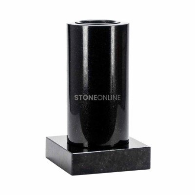 Vase WTUBA15 auf Sockel PSQUARE – hohe Granitform für größere Blumenarrangements.
