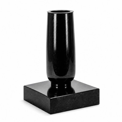 Vase WBASIC11 auf quadratischer PSQUARE-Basis – hohe, schlanke Granitform.