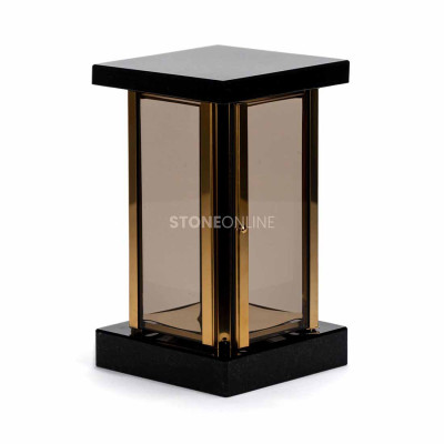 Gläserne Grablaterne mit Granitsockel – elegante Zierde der Gedenkstätte.