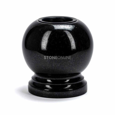 Kugelvase auf Fuß WGLOBE StoneOnline für den Friedhof – elegante Grabvase aus Naturstein.