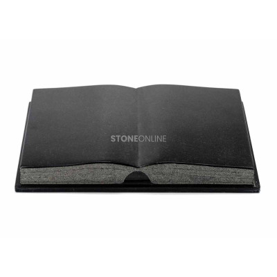 Granit‑Grabbuch CRAFTED – polierte Oberfläche und witterungsbeständig.
