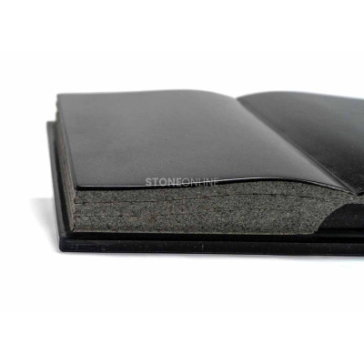 Granit-Grabbuch mit Gravur – Beschriftung in verschiedenen Farben möglich.
