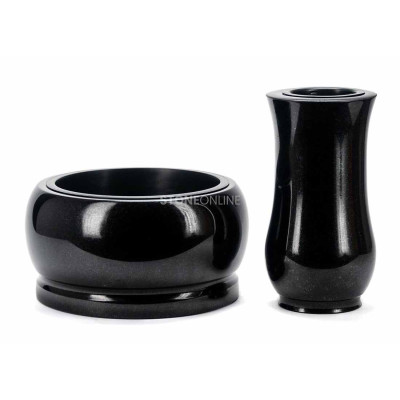 Granit‑Set WCLASSIC15 FAME 30 für die ganzjährige Gestaltung des Grabmals.