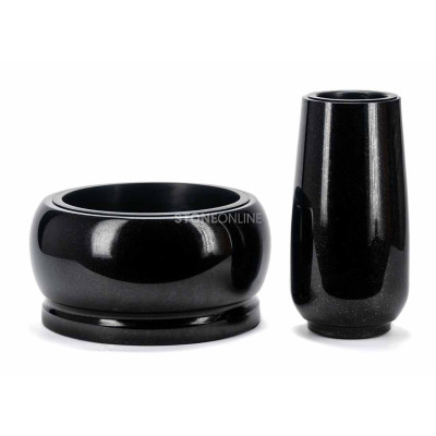 Hohe Vase mit großer Granitschale für ein größeres Grabmal und Blumengestecke.